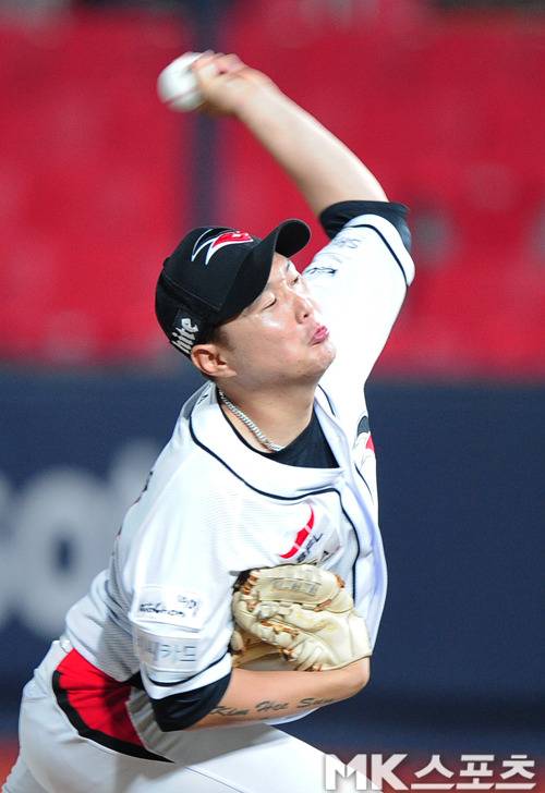 kt 위즈 투수 홍성용이 13일 수원 롯데전서 역투하고 있다. 사진=김재현 기자