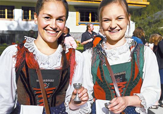 오스트리아 전통 의상 던들을 입은 소녀들.