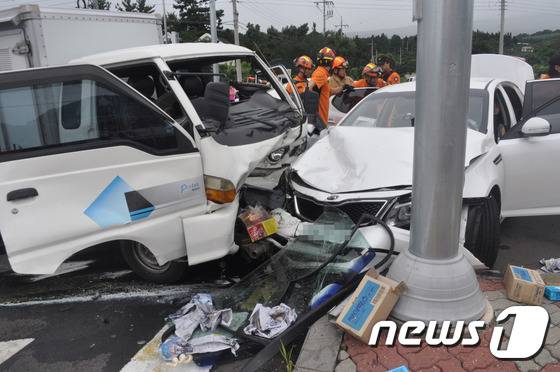 25일 오후 1시 12분께 제주도 서귀포시 강정동 엉또폭포 진입로 입구 교차로에서 K5 렌터카와 마주오던 1t 트럭이 충돌하는 사고가 발생, 119구조대가 차량에서 부상자들을 구조하고 있다© News1