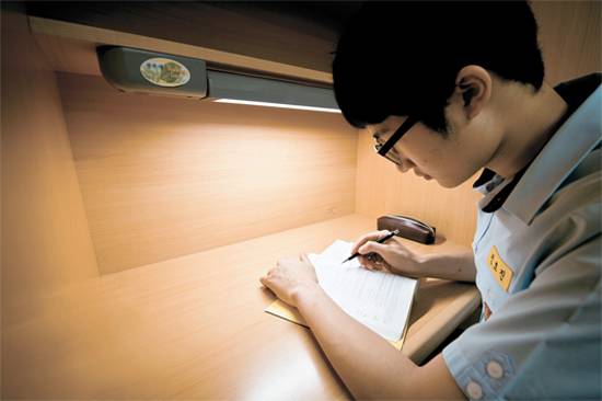 학교 자습실에서 공부할 때 집중이 잘 된다는 정호진군. 연습장도 없이 교재 한 권만 펼쳐놓고 소설 책 읽듯 죽 읽어나가며 공부한다. 정군은 “교과서를 여러 차례 읽는 게 맥락을 파악하는 데 도움을 된다”고 말했다.