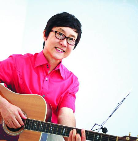 “하나님을 찬양하는 것이 삶의 이유”라며 35년째 찬양사역에 매진해온 김석균 목사. 김 목사는 다음달 3일 경기도 안양시 새중앙교회에서 17집 작곡발표회를 연다. 수익금은 전액 국제구호단체 월드비전을 통해 아프리카 아동들에게 깨끗한 식수를 지원하는 데 사용된다. 월드비전 제공