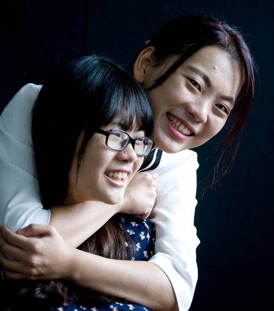 국내 첫 자매 프로기사가 나왔다. 김성래 5단의 둘째 딸인 김다영이 최근 입단대회를 통과하면서다. 언니인 김채영 2단(위쪽)은 “동생과 함께 바둑 연구를 하고 시합에도 나가고 싶다”고 했다. [권혁재 사진전문기자]