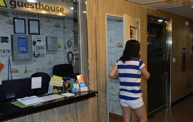 국내에 외국인 관광객이 급증하면서 유행처럼 번지는 게스트하우스는 수익성이 높아 인기다. 월세로 집을 빌려 게스트하우스로 꾸미는 숙박업자도 늘고 있다. 사진은 홍대 주변 게스트하우스 내부.