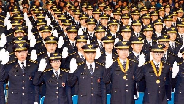 지난 3월 경기 용인시 경찰대에서 열린 경찰대 졸업생·간부후보생 합동 임용식에서 신임 경찰 간부들이 선서를 하고 있다. 한경DB
