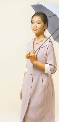 1950년대의 뉴 룩을 로맨틱하게 연출했다. 원피스는 지고트, 목걸이는 먼데이 에디션.