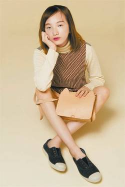 1960년대 패션 아이콘인 모델 트위기의 미니멀 룩을 재현했다. 점프 슈트와 핸드백은 자라 키즈, 스니커즈는 빅토리아 슈즈.