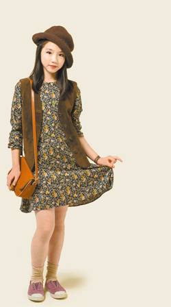 1960년대 후반~70년대 초반을 주름잡은 히피 룩. 꽃무늬 원피스는 자라 키즈. 스니커즈는 빅토리아 슈즈.