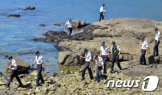 돌고래호 전복 사고 실종자 수색 사흘째인 7일 오후 제주도 추자면 경찰들이 후포리 연안에서 돌고래호 실종자 수색을 하고 있다. 2015.9.7/ 뉴스1 © News1 김명섭 기자