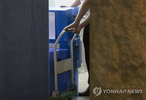 압수수색 중인 검찰 관계자들 [연합뉴스 자료사진]