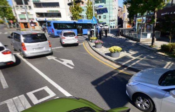 용산구의 한 교차로에 있는 직진과 우회전을 함께 할 수 있는 차선[출처=네이버 로드뷰]