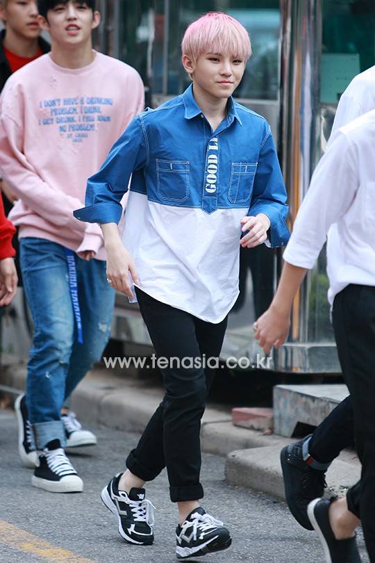 그룹 세븐틴 우지가 ‘뮤직뱅크’ 리허설에 참석하기 위해 입장하고 있다. (뮤직뱅크 출근길)