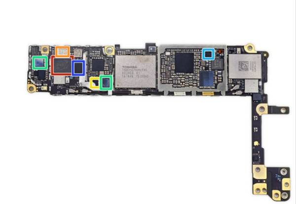 아이폰6S의 로직보드 모습. ▲묽은색 네모안에는 무라타 240 프론트엔드 모듈이다. ▲오렌지색 안은 RF마이크로디바이시스의 RF5150 안테나 스위치다. ▲노란색 안은 NXP의  1610A3이다. (아이폰5S,아이폰5C에 사용된 1610A1과 같은 것으로 보인다.) ▲연록색 안은 애플/시러스로직의 338S1285 오디오IC다.(아이폰5S에 보이는 338S1202 오디오코덱과 같은 것으로 보인다.) ▲하늘색 안은 텍사스인스트루먼트의 65730AOP 파워매니지먼트IC다. ▲파란색 안은 퀄컴 WTR3925 무선주파수 트랜시버다. 사진=아이픽스잇