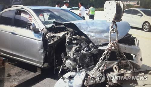 3중 충돌사고로 남매 숨져      (고령=연합뉴스) 김선형 기자 = 27일 오전 11시께 경북 고령군 88올림픽고속도로에서 3중 충돌사고로 승용차에 불이나 승용차 안에 있던 남매가 숨졌다. 사진은 사고 승용차. 2015.9.27     <<경북지방경찰청 제공>>     sunhyung@yna.co.kr