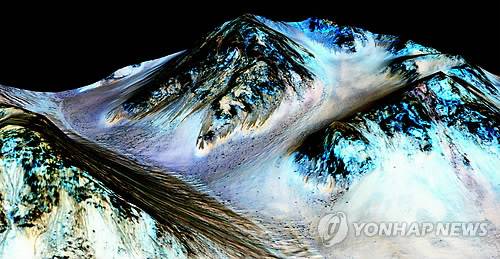 화성에 '소금물 개천'      (워싱턴DC AP/NASA=연합뉴스) 미국항공우주국(NASA)의 화성 괘도 정찰위성(MRO)에서 찍어 28일(현지시간) 공개한 사진. 화성 표면에  폭이 5m 내외, 길이가 수백m 정도인 가느다란 줄 형태들이 보인다.     과학자들은 영하 23도 이상으로 온도가 올라가면 생겼다가 그 아래로 온도가 내려가면 사라지는 것으로 보이는 이런 지형을 RSL(Recurring Slope Lineae)이라면서, RSL이 염화나트륨이나 염화마그네슘 등 염류를 포함한 물이 흐르면서 생기는 현상이라는 말했다.     bulls@yna.co.kr