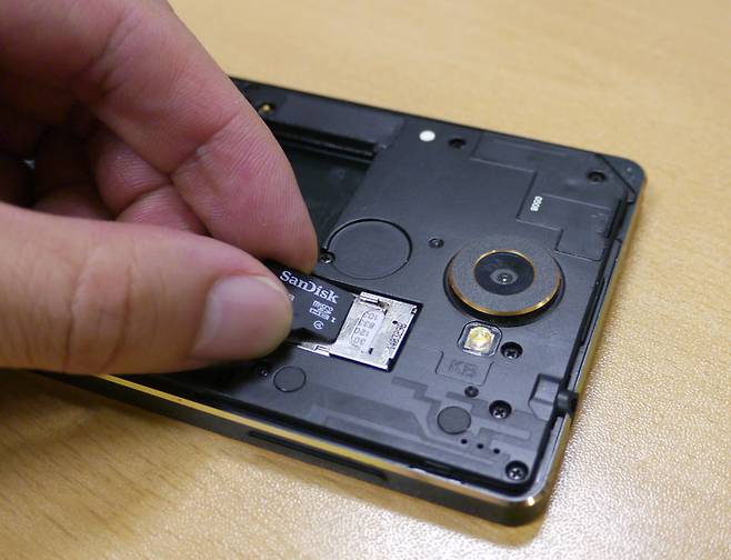 스마트폰에 마이크로SD카드를 꽂는 모습