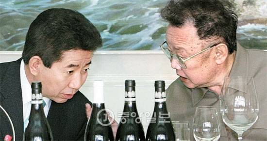 노무현 대통령(왼쪽)과 김정일 국방위원장이 2차 남북 정상회담 사흘째인 2007년 10월 4일 오후 평양 백화원 영빈관에서 대화를 나누고 있다. [중앙포토]