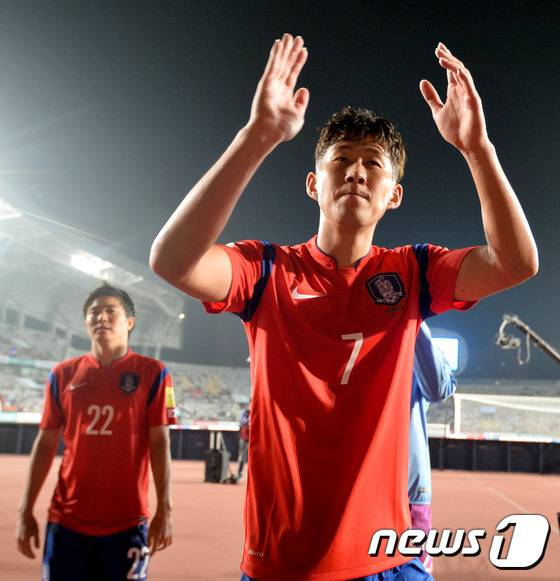 토트넘의 경기 도중 부상을 당한 손흥민의 슈틸리케호 합류가 불발됐다. © News1
