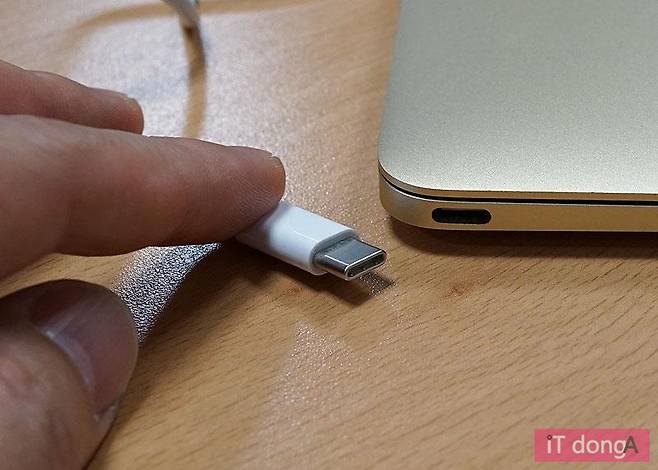신형 맥북의 USB-C타입 단자