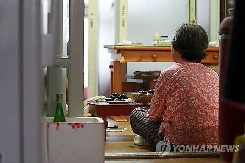 지난 해 9월 24일 오후 광주 한 영구임대아파트에 홀로 사는 노인이 지역 복지공무원과 상담하고 있다. <<연합뉴스 자료사진>>