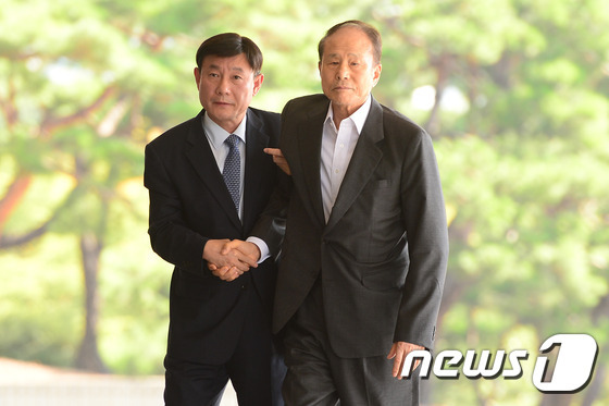 포스코 비리 연루 의혹을 받고 있는 이명박 전 대통령의 친형 이상득(80) 전 새누리당 의원이 5일 오전 서울 서초구 서울중앙지방검찰청에 부축을 받으며 들어서고 있다.  2015.10.5/뉴스1 © News1 임세영 기자