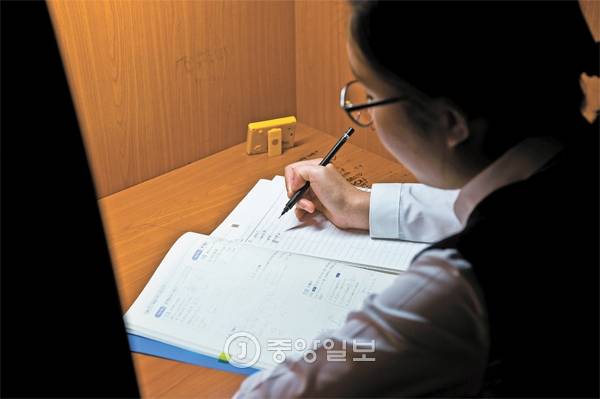 [윤의정양은 공부를 시작할 때 스톱워치를 켜고 뒤로 돌려놓는다. 시간이 얼마나 흘렀는지 신경쓰지 않고 공부에만 집중하기 위해서다. 한번 앉으면 1시간30분 동안 쉬지 않고 공부한다.]