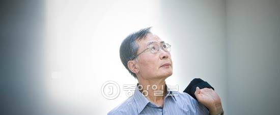 길희성 교수는 “문자주의 신앙은 기적신앙으로, 다시 기복신앙으로 이어진다. 성경 속 기적이 내게도 일어나길 바라기 때문이다. 그러나 예수가 말한 십자가 신앙은 기복신앙과 정반대다. 자신의 십자가를 짊어지는 고난이 있어야 하니까”라고 말했다. [권혁재 사진전문기자]