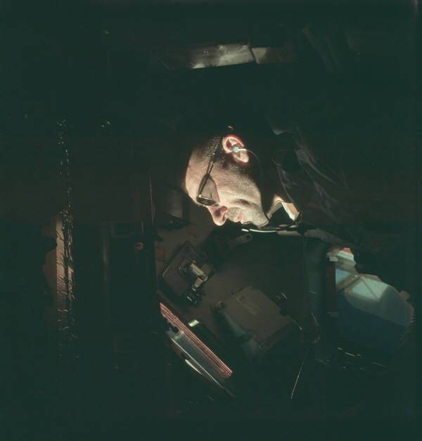 아폴로7호 비행사가 선글래스로 눈을 보호하고 있다. 사진=나사