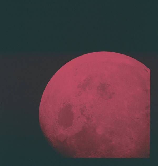 아폴로8호 비행중 촬영된 달 사진에는 붉은 색과 푸른색을 포함한 여러장의 생생한 사진들이 포함돼 있다. 사진=나사