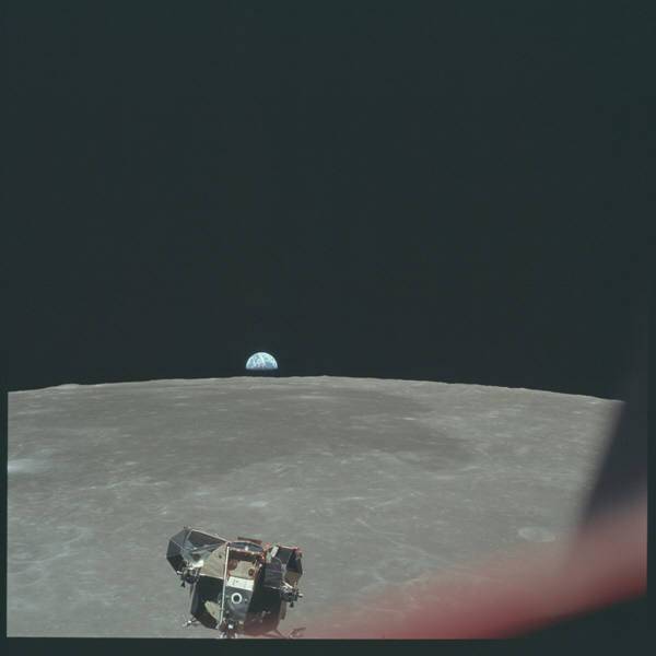 아폴로11호의 닐 암스트롱과 버즈 올드린이 달착륙선을 타고 달로 하강하는 모습. 멀리 지구가 지는 모습이 보인다. 사진=나사