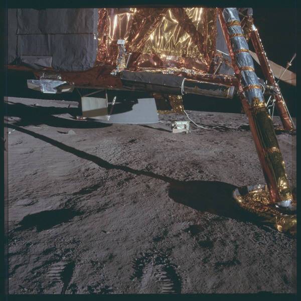 아폴로12호 착륙선의 금박포일. 알루미늄이나 은보다 태양빛을 더 잘 반사시켜 햇빛에 의한 착륙선의 과열을 더 잘 막아준다.사진=나사