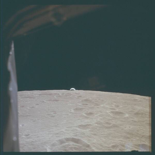 아폴로12호가 촬영한 지구. 은색으로 보인다. 사진=나사