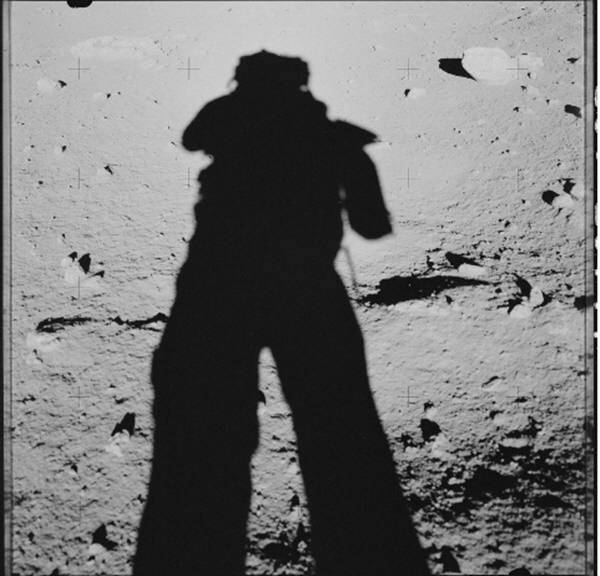 아폴로17호의 선외 활동 중인 우주비행사의 긴 그림자. 사진=나사