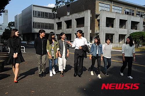 【도쿄(일본)=뉴시스】유효상 기자 =안희정 충남지사가 12~16일까지 일본 순방에 나선 가운데 첫날 도쿄가쿠게이대학교에서 이 학교 및 와세다대학교 등 도쿄 유학생들과 캠퍼스를 거닐며 즐겁게 대화를 나누고 있다. 2015.10.12    yreporter@newsis.com
