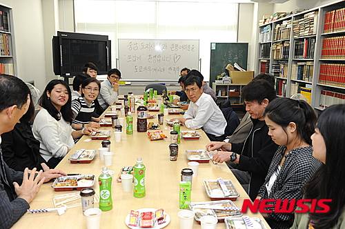 【도쿄(일본)=뉴시스】유효상 기자 = 안희정 충남지사가 12~16일까지 일본 순방에 나선 가운데 첫날 도쿄가쿠게이대학에서 이 학교 및 와세다대학교 한국 유학생들과 간담회를 갖고 있다. 2015.10.12    yreporter@newsis.com