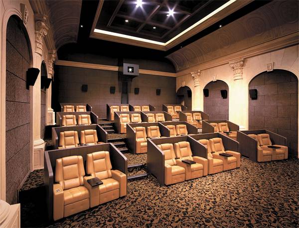 롯데시네마는 친구나 연인이 오붓하게 영화를 관람할 수 있는 ‘씨네커플’ 같은 특화된 환경을 제공한다.