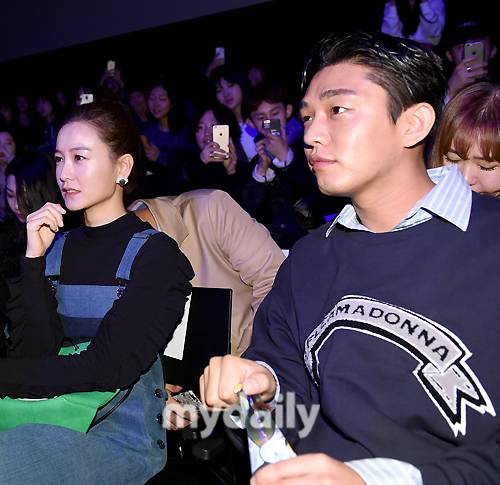 ▲ 유아인-정유미 '절친인증, 패션쇼 옆자리에서 다정하게'