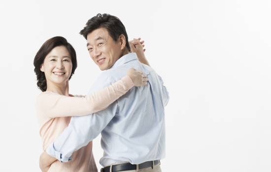 즐겁게 춤을 추고 있는 중년 부부