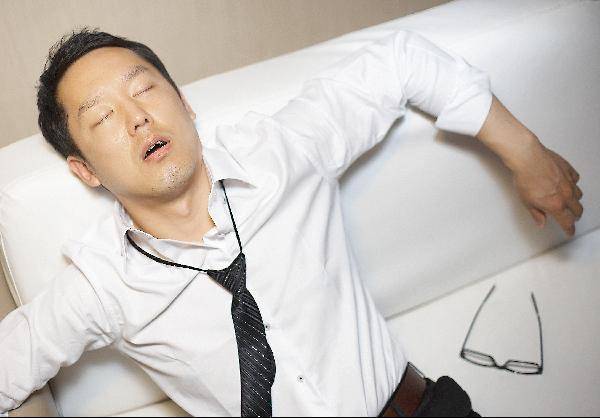 [헬스조선]피곤해하는 남자 모습/사진=헬스조선 DB