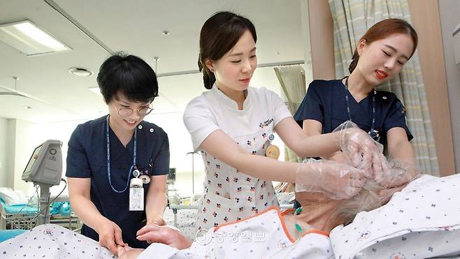 거동이 불편한 환자의 머리를 감겨 주는 것도 간호사와 간호조무사가 하는 일이다. [조문규 기자]