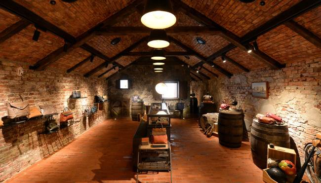 바닷가 집을 콘셉트로 한 건물 내부는 고벽돌과 나무 화석, 대리석 등으로 장식돼 고풍스러우면서도 아늑한 분위기를 풍긴다. [사진=안훈 기자/rosedale@heraldcorp.com]