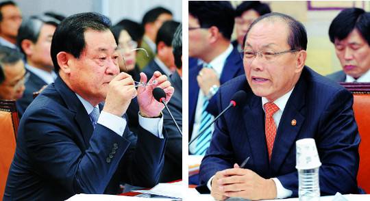 이병기 청와대 비서실장이 28일 국회 운영위원회에 출석해 교육부의 ‘역사 교과서 국정화 태스크포스(TF)’에 대한 의원들의 질의에 답변하고 있다. 오른쪽 사진은 황우여 사회부총리 겸 교육부 장관이 같은 시간 국회 교육문화체육관광위원회에 출석해 같은 사안에 대해 설명하는 모습. 이동희 기자