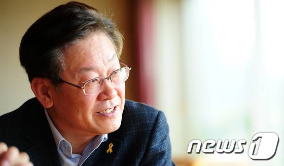 29일 오전 전북 전주시 르윈호텔에서 뉴스1 제3회 지역창조포럼에 참석한 이재명 성남시장이 인터뷰를 갖고 있다.2015.10.29/뉴스1 © News1 김대웅 기자