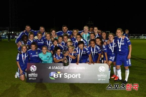리그 우승 확정 후 세레머니를 하는 지소연과 첼시 레이디스 동료들