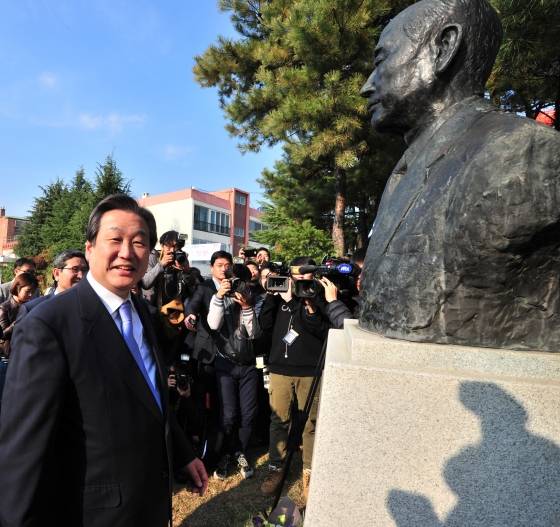 김무성 새누리당 대표가 29일 오후 선친 김용주 옹이 설립한 경북 포항영흥초등학교를 방문해 교정에 있는 선친의 흉상에 헌화 후 밝게 웃고 있다. /사진=뉴스1
