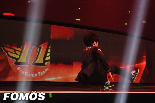 멋진 구르기를 선보인 '페이커' 이상혁. 팬들의 응원에 재미있는 퍼포먼스로 보답했다.