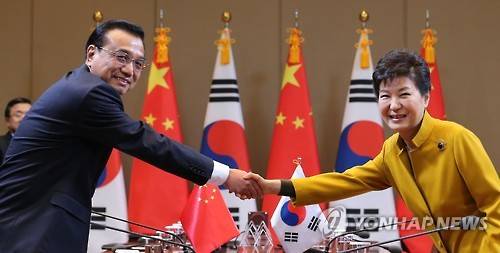 한중 정상회담 악수 (서울=연합뉴스) 백승렬 기자 = 박근혜 대통령과 리커창(李克强) 중국 총리가 31일 청와대에서 열린 한중 정상회담에서 악수하고 있다. srbaek@yna.co.kr