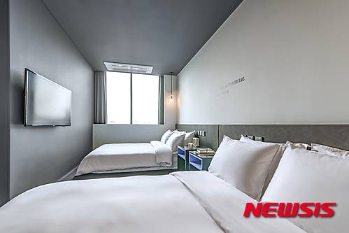 【서울=뉴시스】1일 서울 논현동에 문을 연 호텔 카푸치노의 2인용 슈퍼 트윈 룸. 널찍한 퀸 사이즈 침대를 두 사람 모두 쓸 수 있어 편리하다. (사진=호텔 카푸치노 제공)