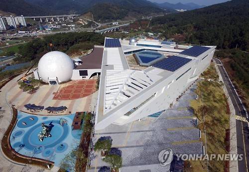(부산=연합뉴스) 조정호 기자 = 12월 문을 여는 국립부산과학관. 국립부산과학관이 기장군 동부산관광단지 내 11만3천㎡의 부지에 전체면적 2만4천906㎡ 규모로 건립되어 모습을 드러 내고 있다. 내부시설로는 동남권 주력산업인 자동차, 항공, 조선, 원자력, 방사선의학을 주제로 한 상설전시관과 천체투영관, 천체관측소, 캠프관 등을 갖추고 있다. 전시물의 80%가 체험형이다. 2015.11.3     ccho@yna.co.kr
