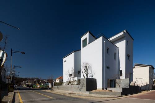 동탄 캥거루 패시브 하우스는 일반적인 패시브 하우스의 네모 반듯한 모양에서 벗어난 세련되고 도시적인 형태를 갖췄다.