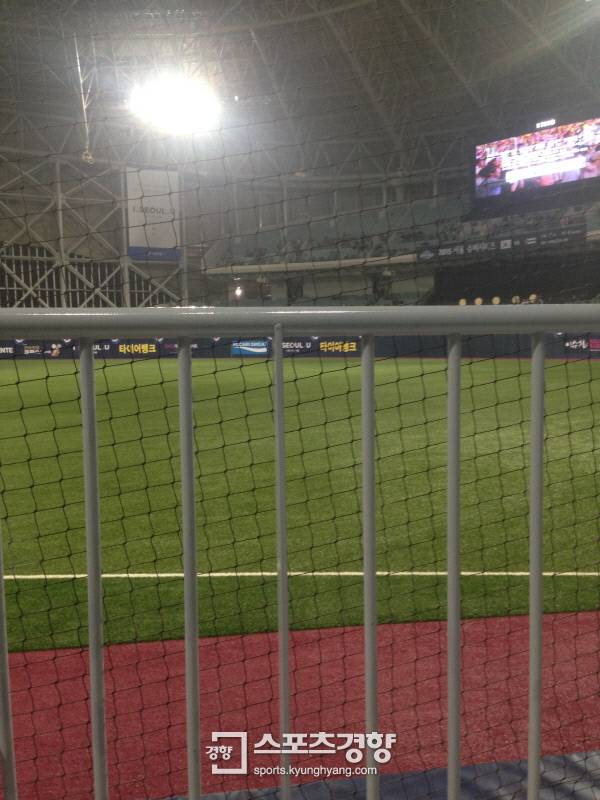관중석에 앉았을 때 시야를 가리는 울타리. 김하진 기자